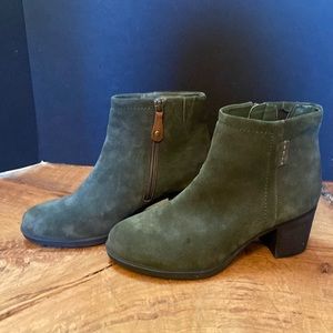 Suede green ankle boots! Size 7 Barely worn!